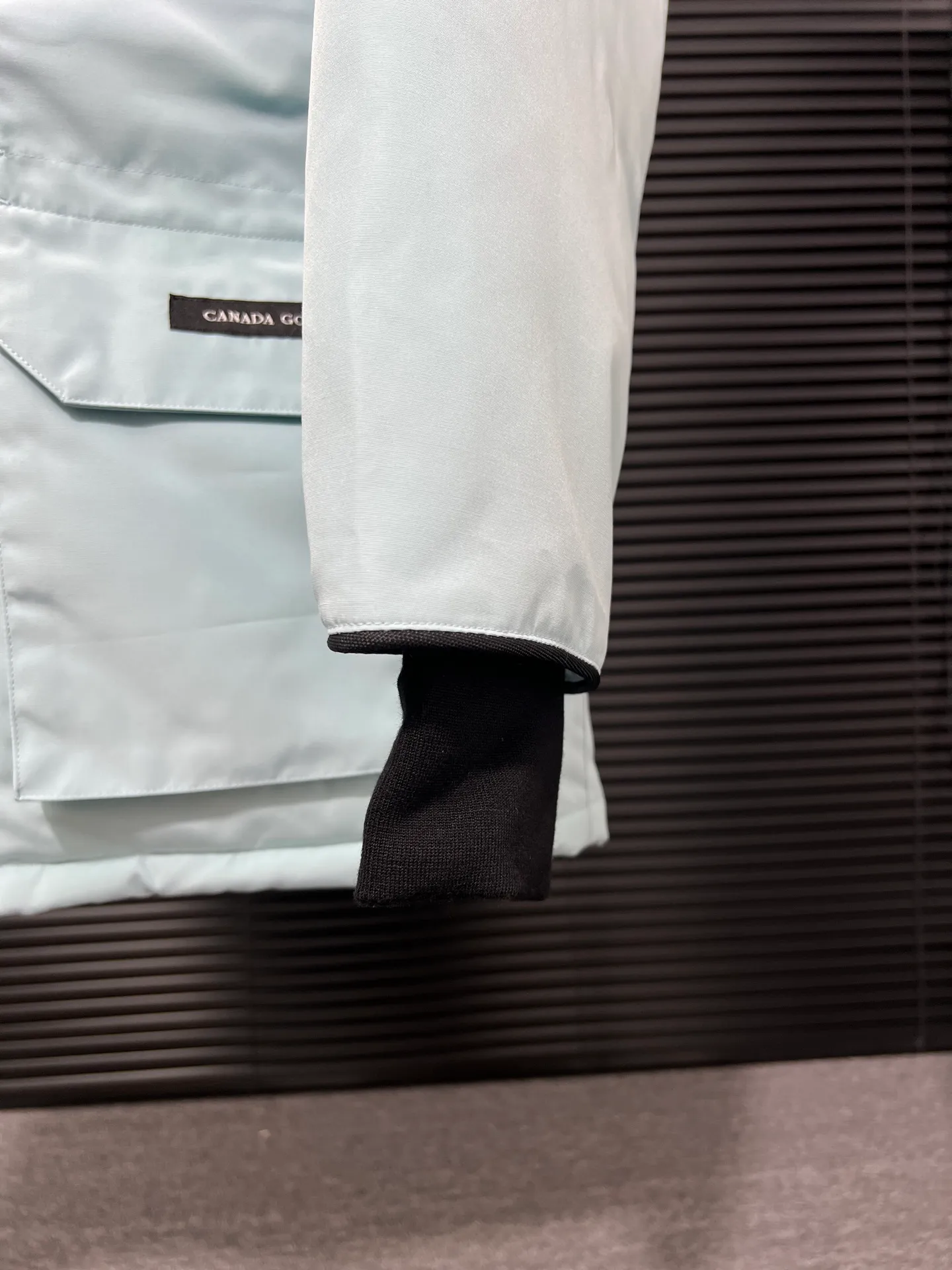 P780 🆕 Top original version, supports chip sensor with handbag 𝗖𝗮𝗻𝗮𝗱𝗮 𝗚𝗼𝘀𝗲 / 🇨🇦 Canada Goose 08 Down Jacket ⚠️ Partners who have been cooperating with us in the past few years know that no matter what is produced outside, our pure genuine trading company ships ❗️ After the test of time, we have received rave reviews. You can compare the market products with us. If you are not satisfied, you can return it at will. You are also welcome to come to ZG to see it and then come to my home to buy‼  1⃣️ The filling is 80% white duck down, with a weight of 500g. Regarding the down content, you can feel it with your hands. Good down has no embarrassment and can be called a walking duvet! 2⃣️ The fabric is made of Feather-Light 10D waterproof coating fabric, which is made of 84.5 polyester fiber and 15.5 cotton. The surface is treated with a special Teflon protective coating produced by DuPont to prevent wind and splash water, and makes the clothing anti-pollution and long-lasting new features! 3⃣️ One-piece seamless cuffs, 13cm official length, all seals are stamped, and all the inner liner is hemmed. The overcoat means sewing all the inner liner once. On the one hand, it is to prevent the velvet from running off, and on the other hand, it can keep the stiffness of the clothes! 4⃣️ Original Yoshida Kogyo Kabushikigaisha zipper, top-grade zinc alloy electroplated zipper with the highest specifications, using precise Japanese craftsmanship, raw materials and management methods. Each zipper can withstand 100,000+ openings and closings 5⃣️ The detachable fur collar is made of top-grade imported wolf fur, which is not comparable to the loose and soft raccoon fur and fake fur on the market. It is a natural Siberian coyote fur collar. The delicate and strong feel is the sense of life that comes from the erosion of wind and frost in nature. 6⃣️ Main logo double-thread 9-needle locking stranded embroidery, electronic digital automatic embroidery, maple leaves with sharp edges. Size: XS-XXL Color: black, off-white, graphite gray, sapphire blue Dark Blue Pink Azure Graphite Gray Black Label Shoulder Width Chest Sleeve Length Clothes Length Recommended Weight kg 67 87 80-90 2XL 58 136 69 89 90-105